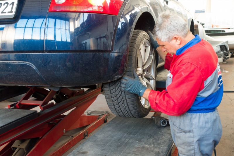 vitrine-ANTIBES-min_auto_repair_repair_lift_auto_mechanic_work_clothes_master_professional_man_of_the_fold-685629