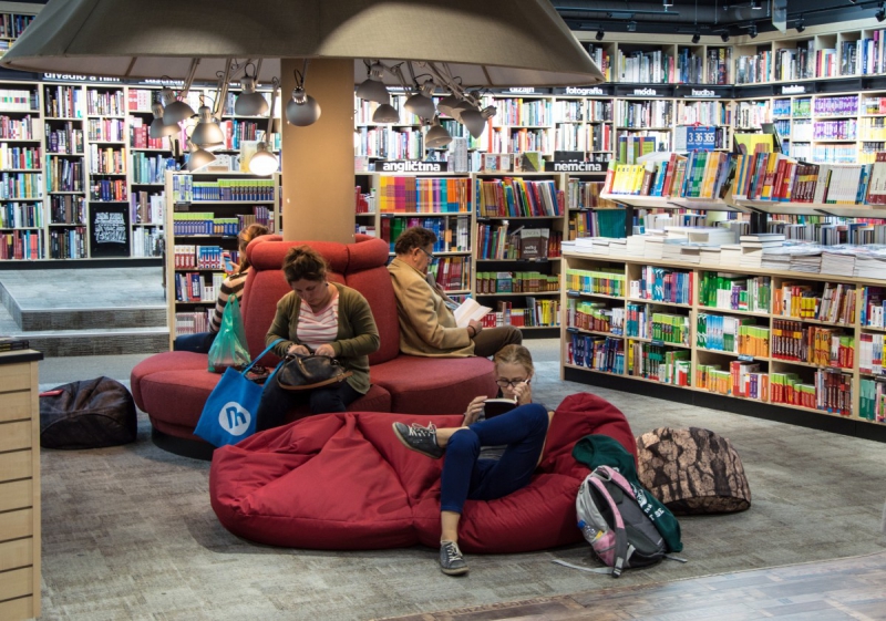 vitrine-ANTIBES-min_books_bookstore_book_reader_readers_reading_shop_sale_books-849006