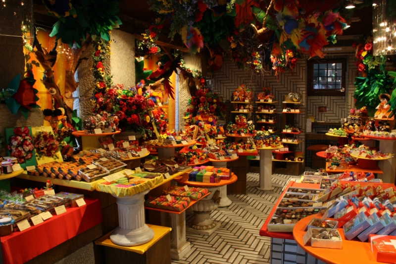 vitrine-ANTIBES-min_candy_store_chocolate_shop_chocolate_switzerland-393515