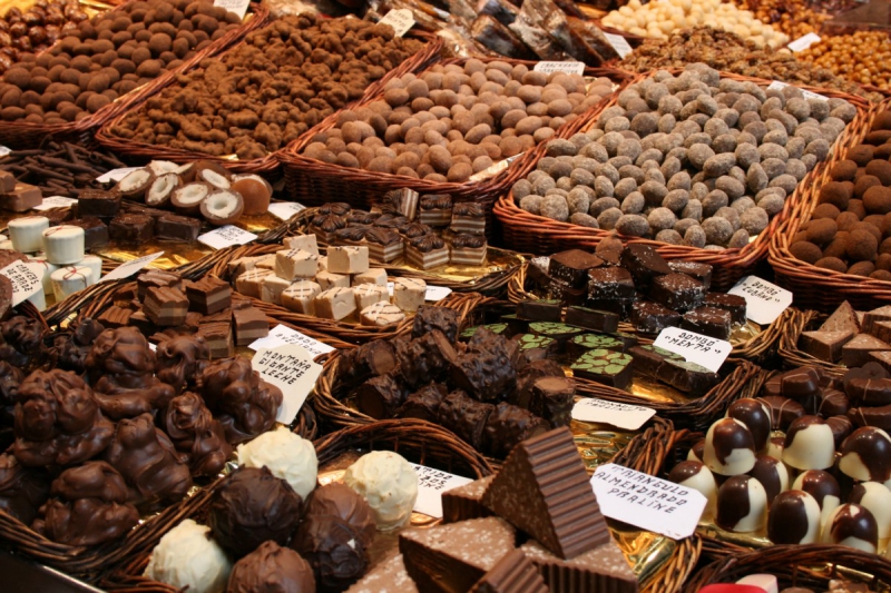 vitrine-ANTIBES-min_chocolates_chocolate_nibble_sweetness_fine_chocolates_gourmet_candy_brand-752083