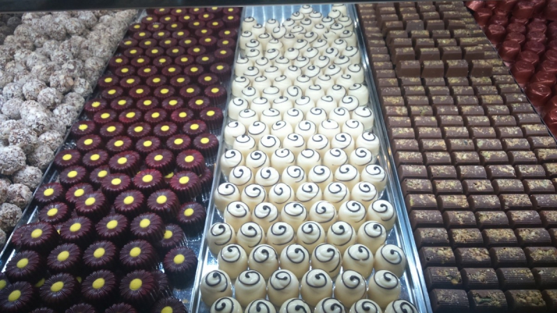 vitrine-ANTIBES-min_chocolates_milk_chocolate_white_chocolate_truffles_candy_food_treat_cacao-1213769