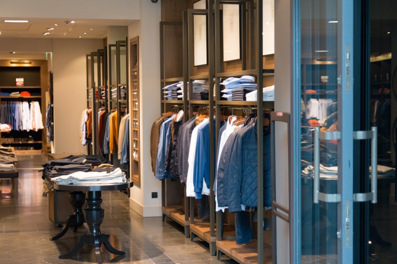 vitrine-ANTIBES-min_shop_clothes_clothing_shopping_mall_shopping_kielce_crown_poland-862477