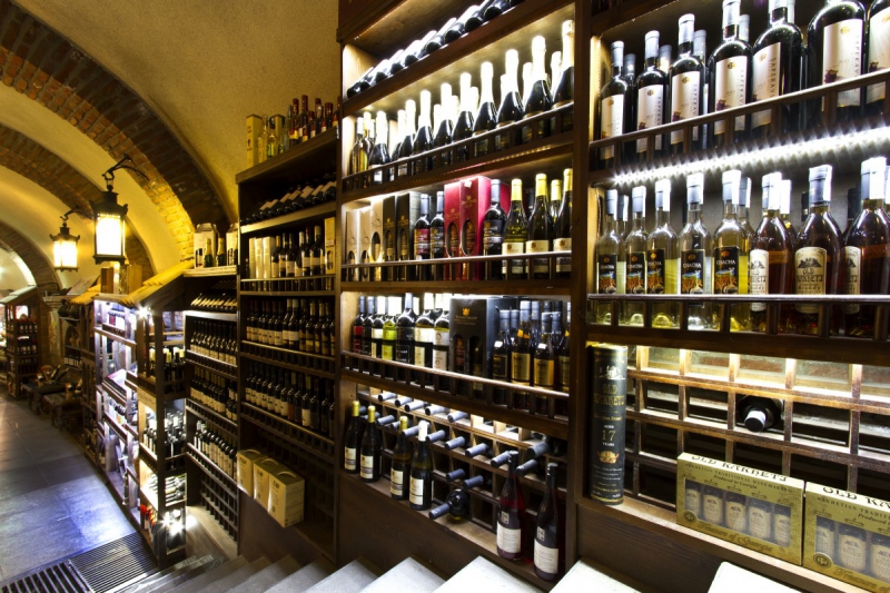vitrine-ANTIBES-min_world_street_travel_shop_canon_georgia_wine_bottles-429767